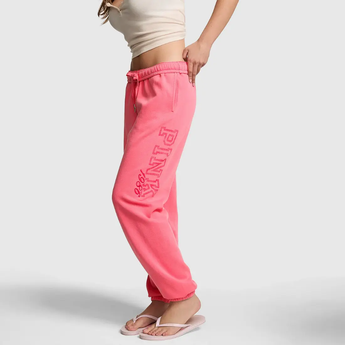 Рожеві спортивні штани джогери Victoria's Secret PINK Campus Fleece з принтом на стегні