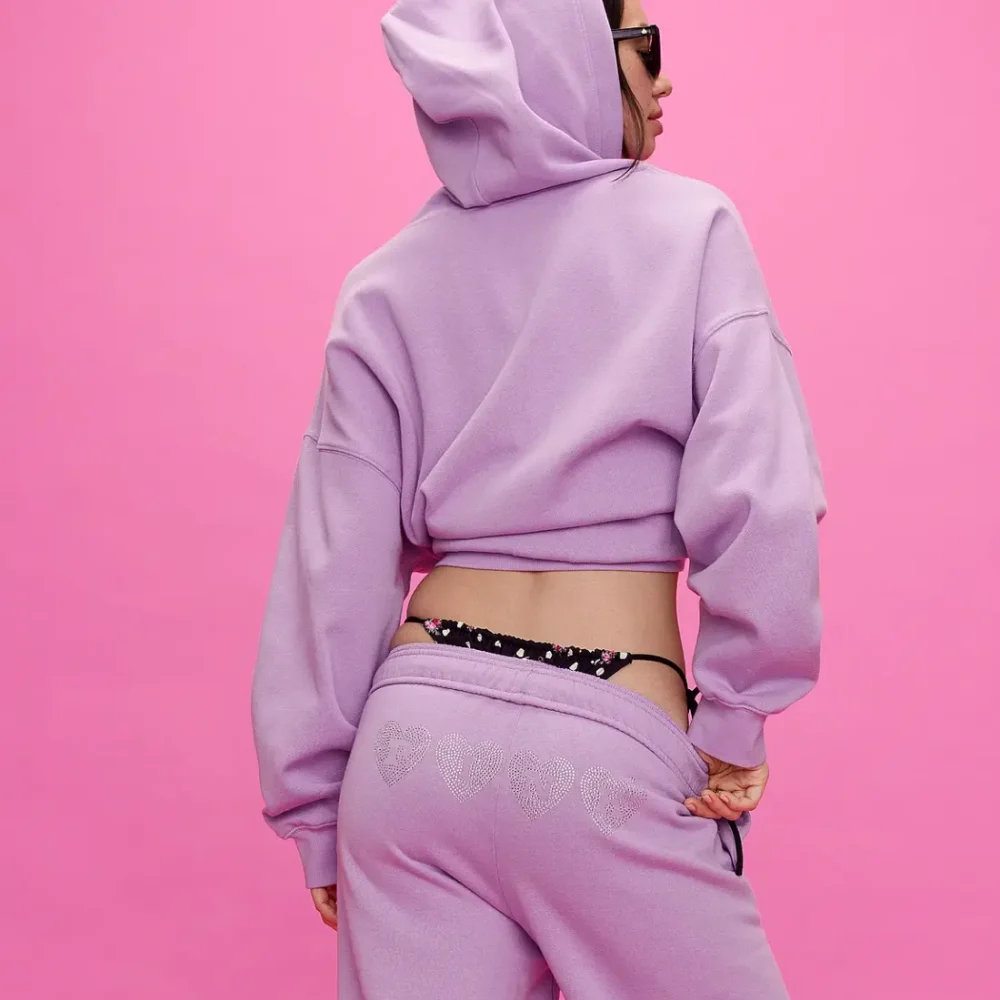Бузковий спортивний костюм Victoria's Secret PINK Campus Fleece зі стразовими серцями зі спини