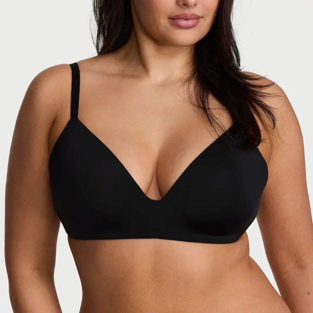 Чорний бюстгальтер без кісточок Victoria's Secret Smooth Lightly Lined Wireless Bra вид спереду на моделі