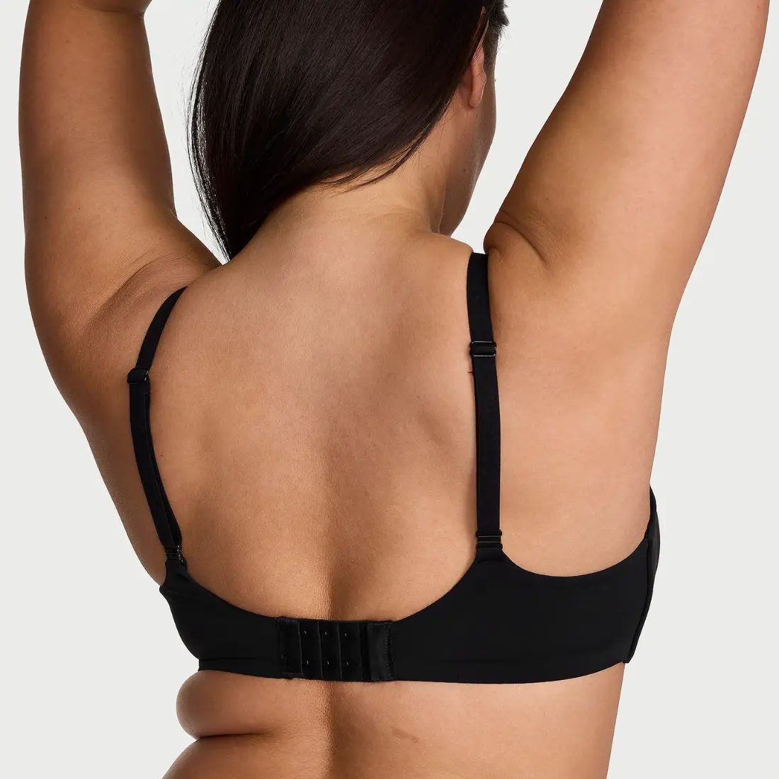 Бюстгальтер без кісточок Victoria's Secret Smooth Lightly Lined Wireless Bra Black вид ззаду на моделі