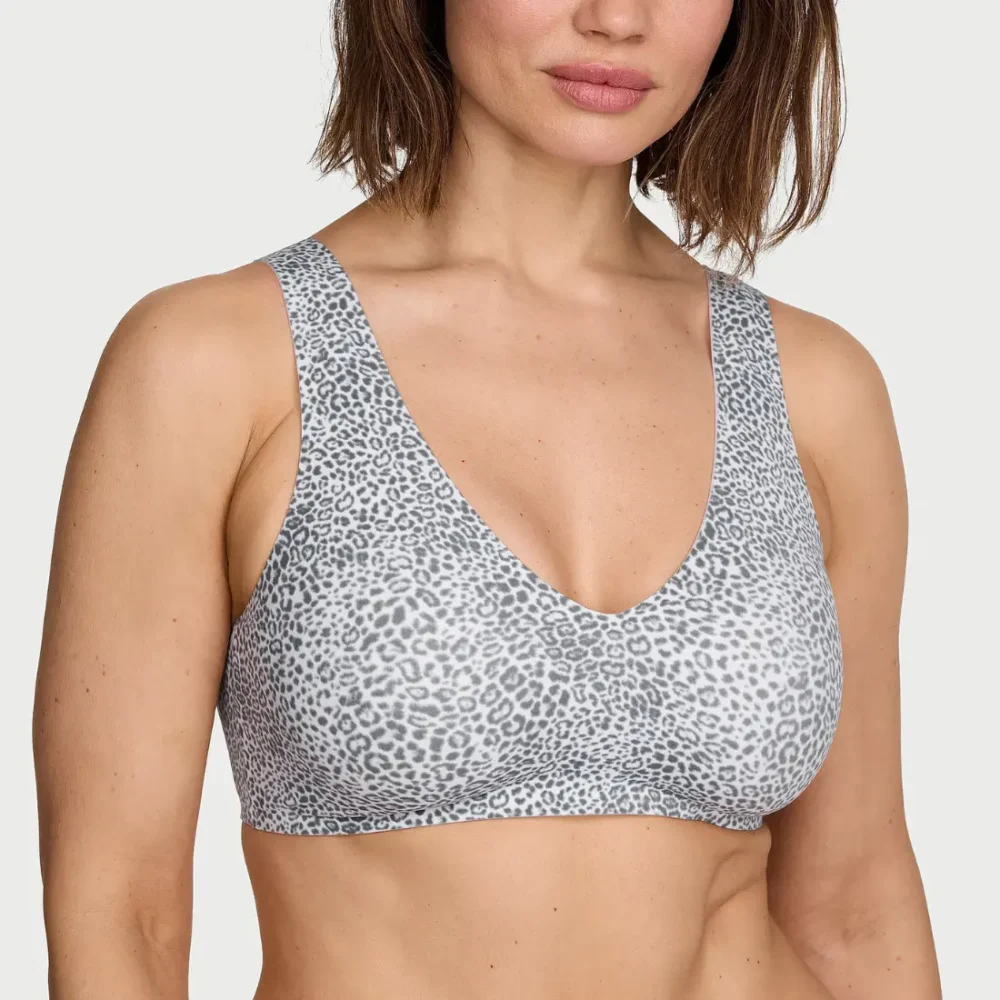 Бюстгальтер-топ Victoria's Secret The T-shirt SlumberBra сніжний деопард вид спереду на моделі