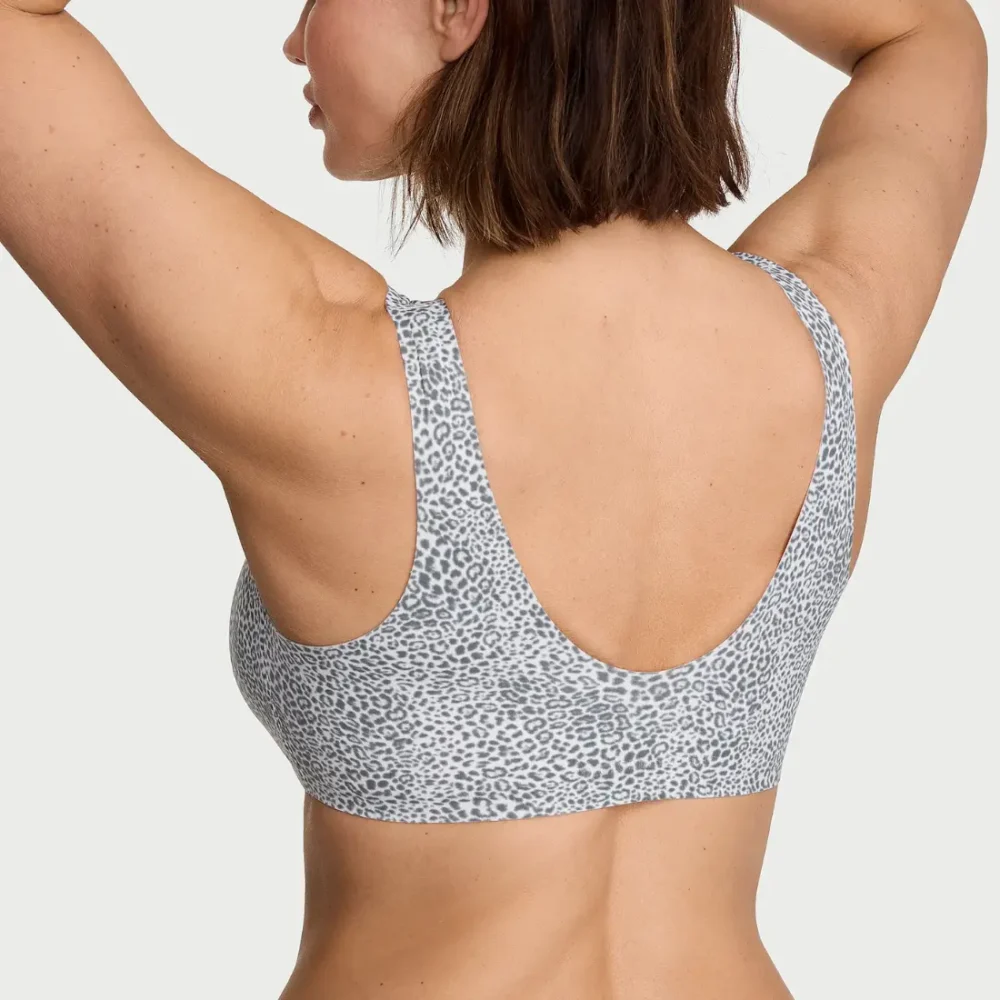 Бюстгальтер-топ Victoria's Secret The T-shirt SlumberBra сніжний деопард вид ззаду на моделі