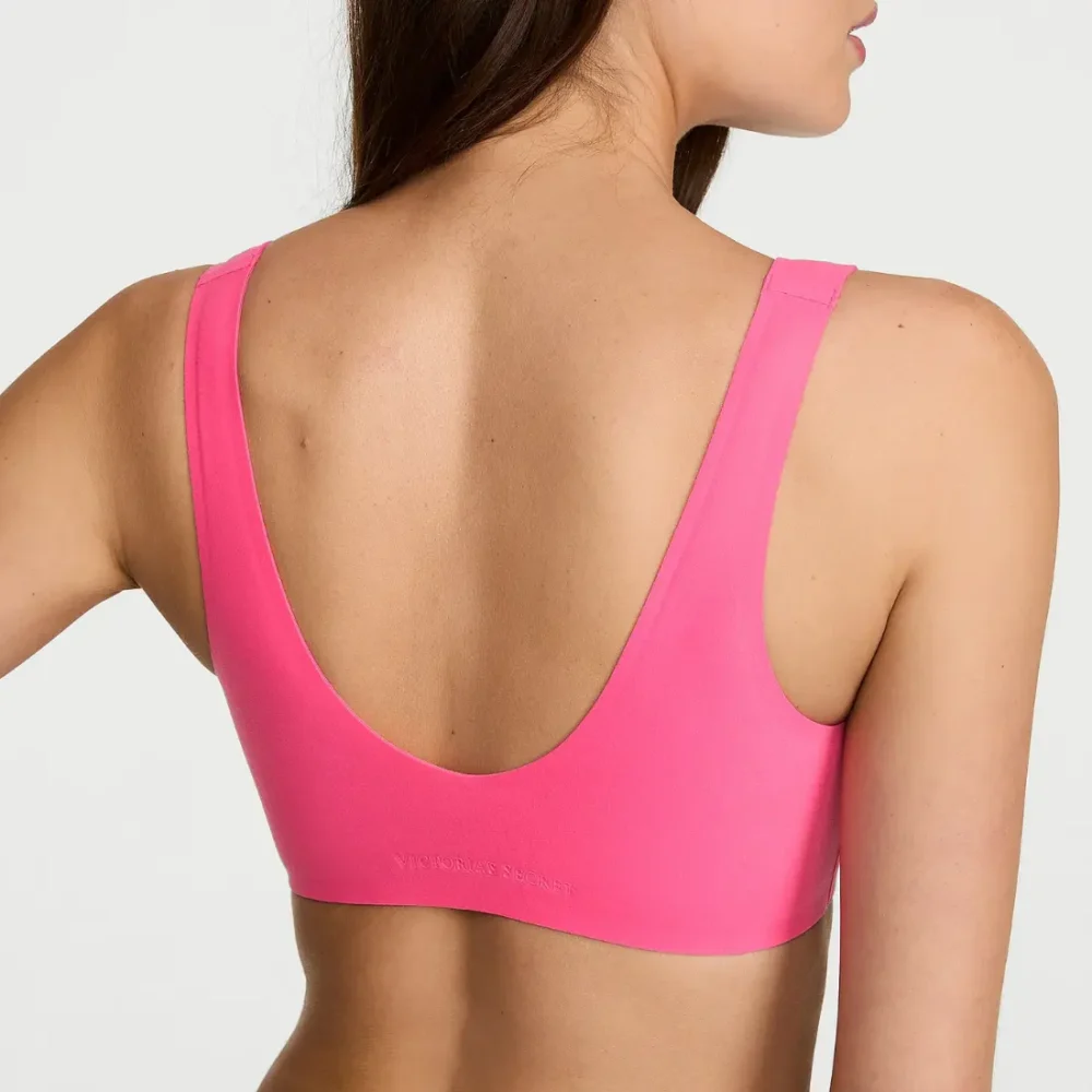 Бюстгальтер-топ без кісточок Victoria's Secret The T-shirt SlumberBra яскраво-рожевий вид ззаду на моделі