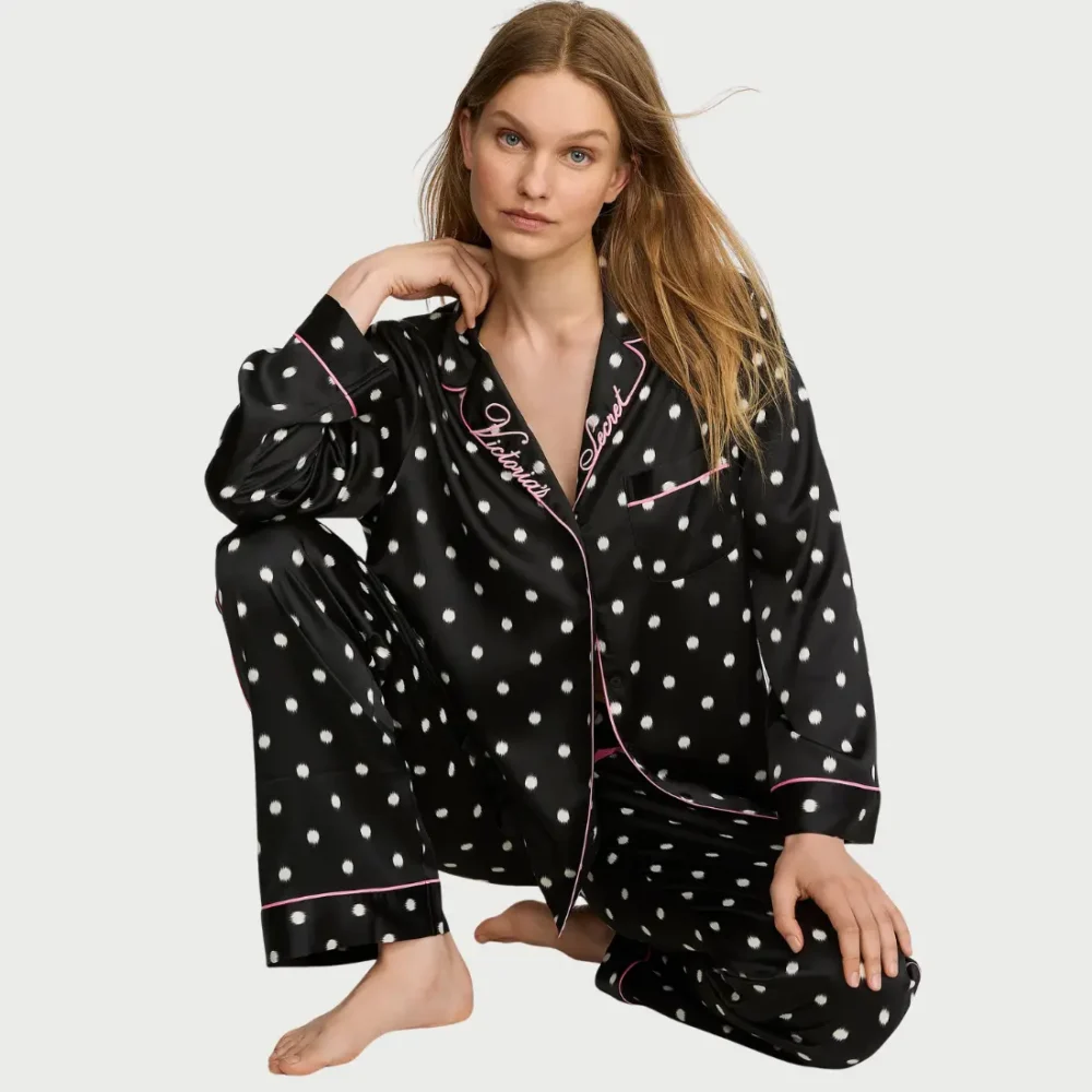 Чорна сатинова піжама в горошок Victoria's Secret Signature Satin Long Pajama Set на моделі